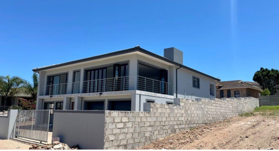 5 Bedroom Property for Sale in Wavecrest Eastern Cape